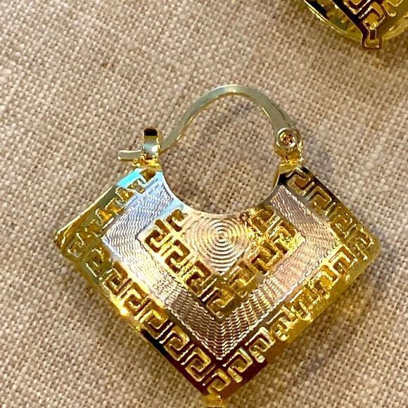 ✨🆕✨🔅 Elegant Classic Two Tone 14 K Gold Plated Hollow Hoops ✨ - Picture 4 of 10